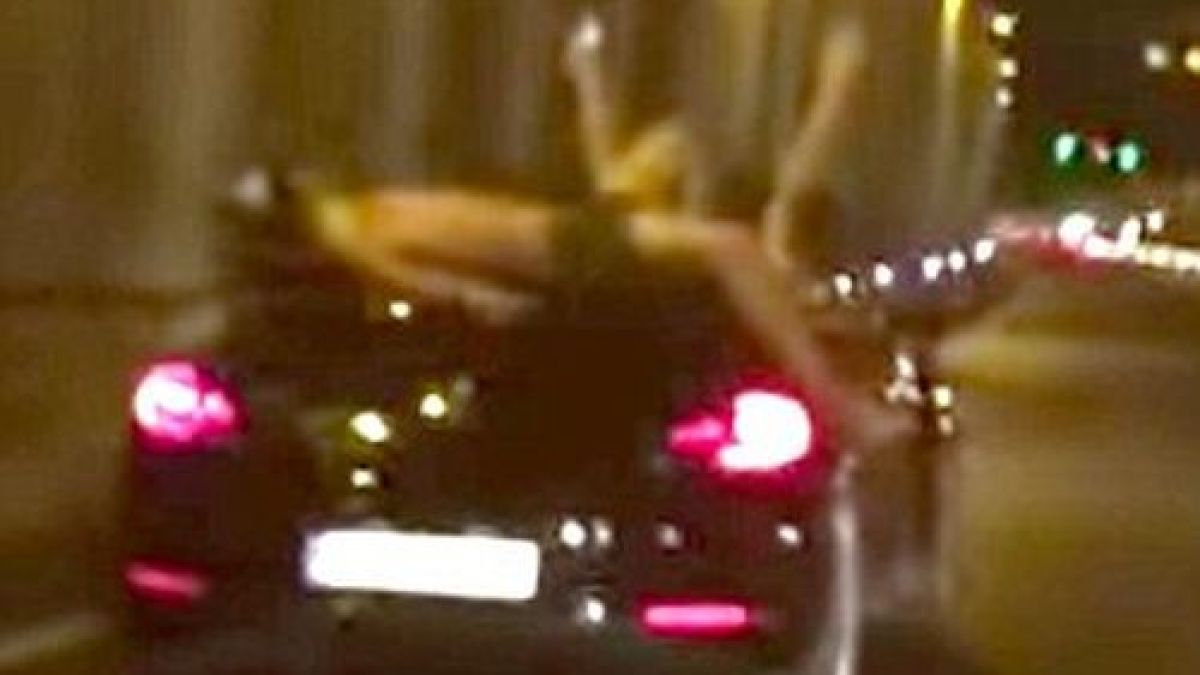 Гол британски турист се вози на капака на кола, движеща се със 120 км/ч (ВИДЕО)