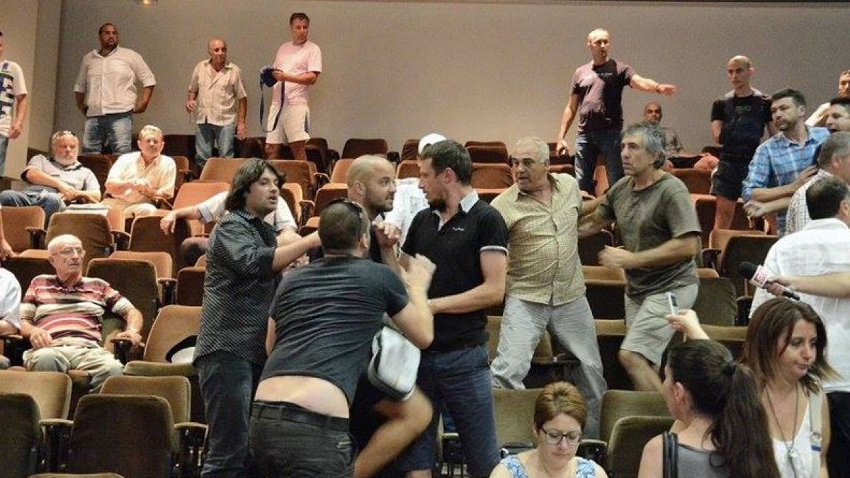 Арена на сблъсъци: Нов екшън в община "Варна" в момента! Полиция нахлу в зала "Пленарна"