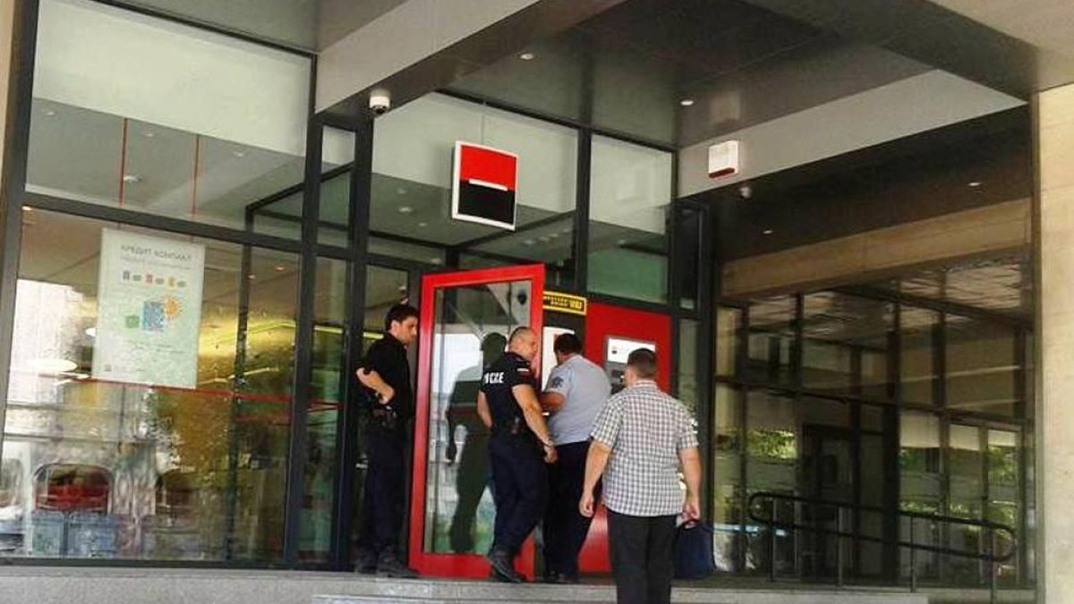 Първо в БЛИЦ: 2000 лева са били задигнати от банковия клон на „SG Expressbank“ (СНИМКА)