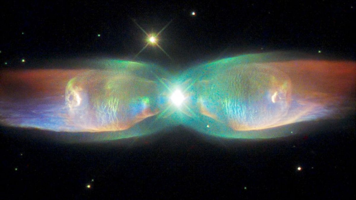 Телескопът Hubble видя блестящите крила на космическа пеперуда