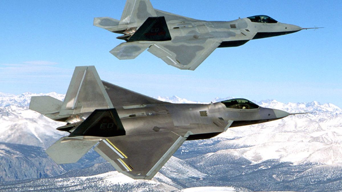 Изтребителите F-22 Raptor вече са в Европа (ВИДЕО)