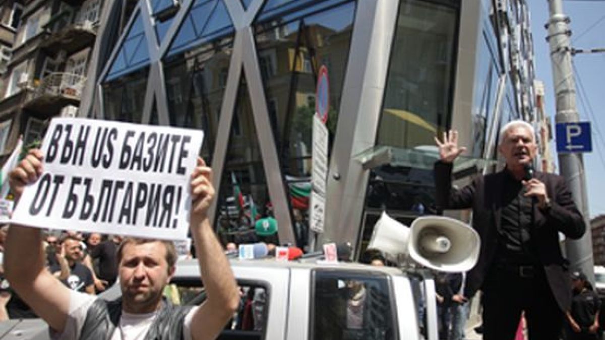 „Атака” стяга протест пред щаба на НАТО в София