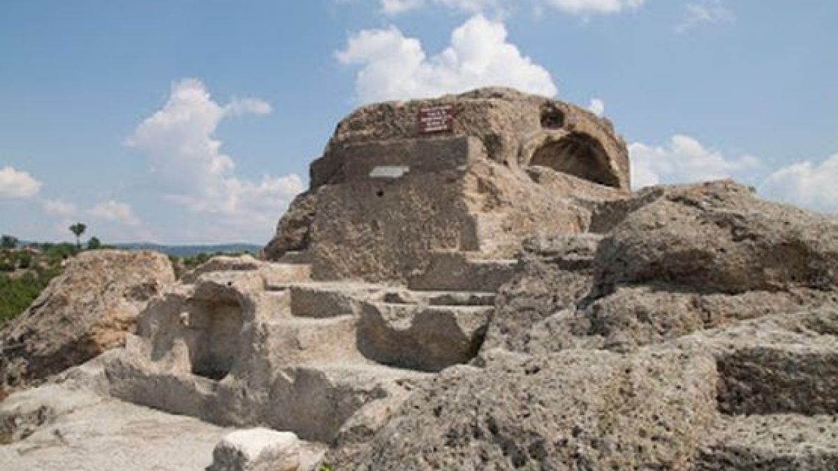 Простотия без край! Подпалиха химическите тоалетни край Татул 
