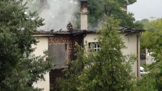 Огнеборци прескачали кофи, за да стигнат до тавана на опожарено училище 