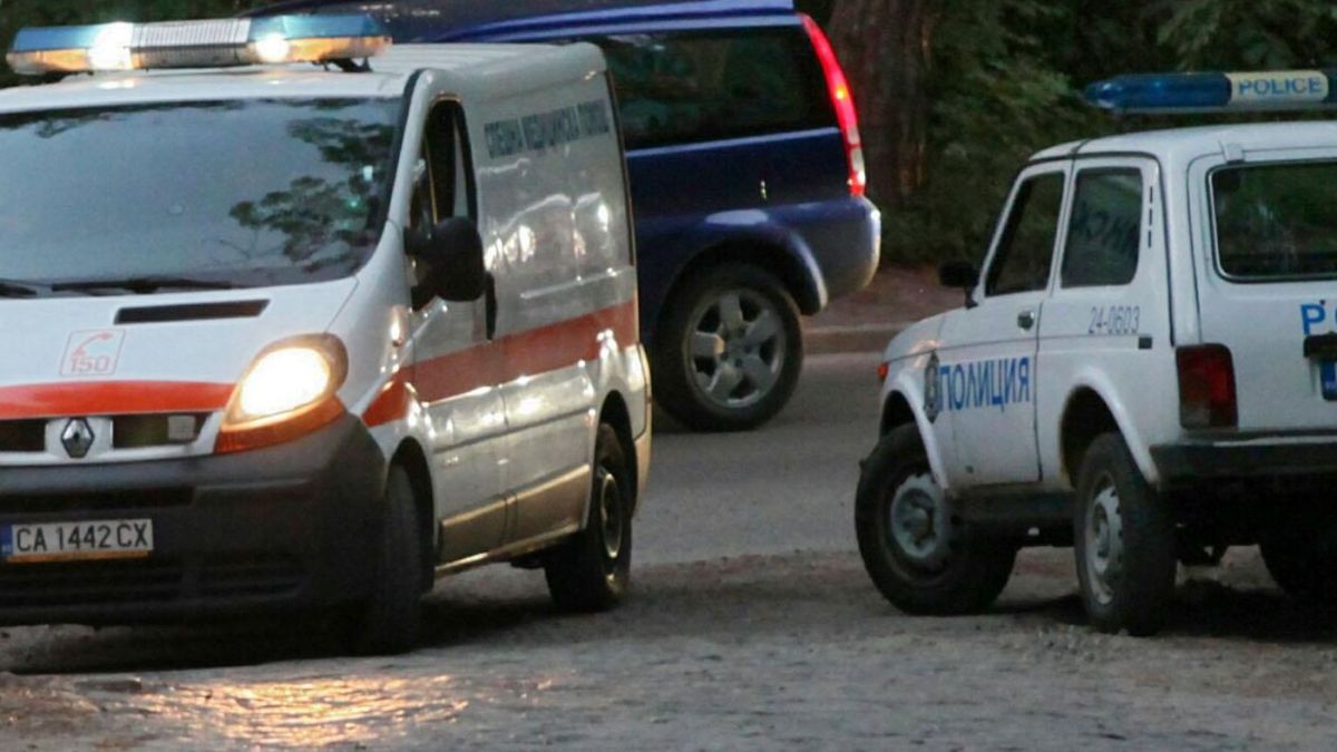 Първо в БЛИЦ: Луд се барикадира в дома си - хвърля ножове по полицията!