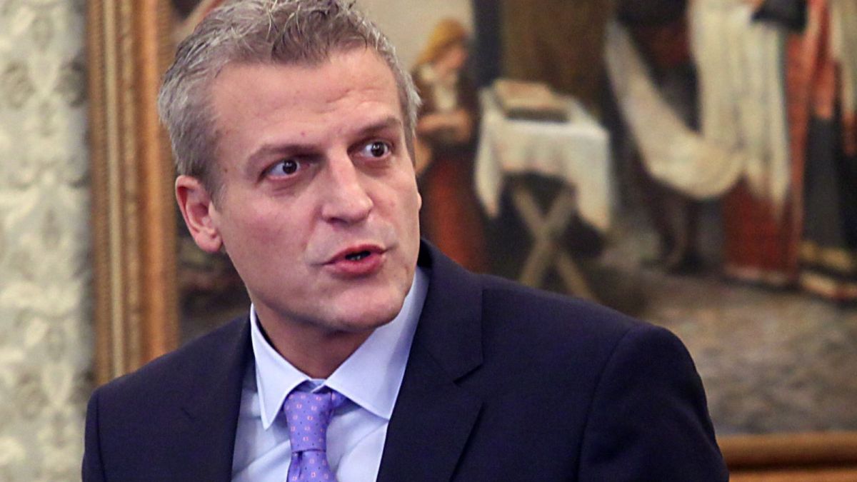 Москов маха автоматите за чипс и вафли в училищата