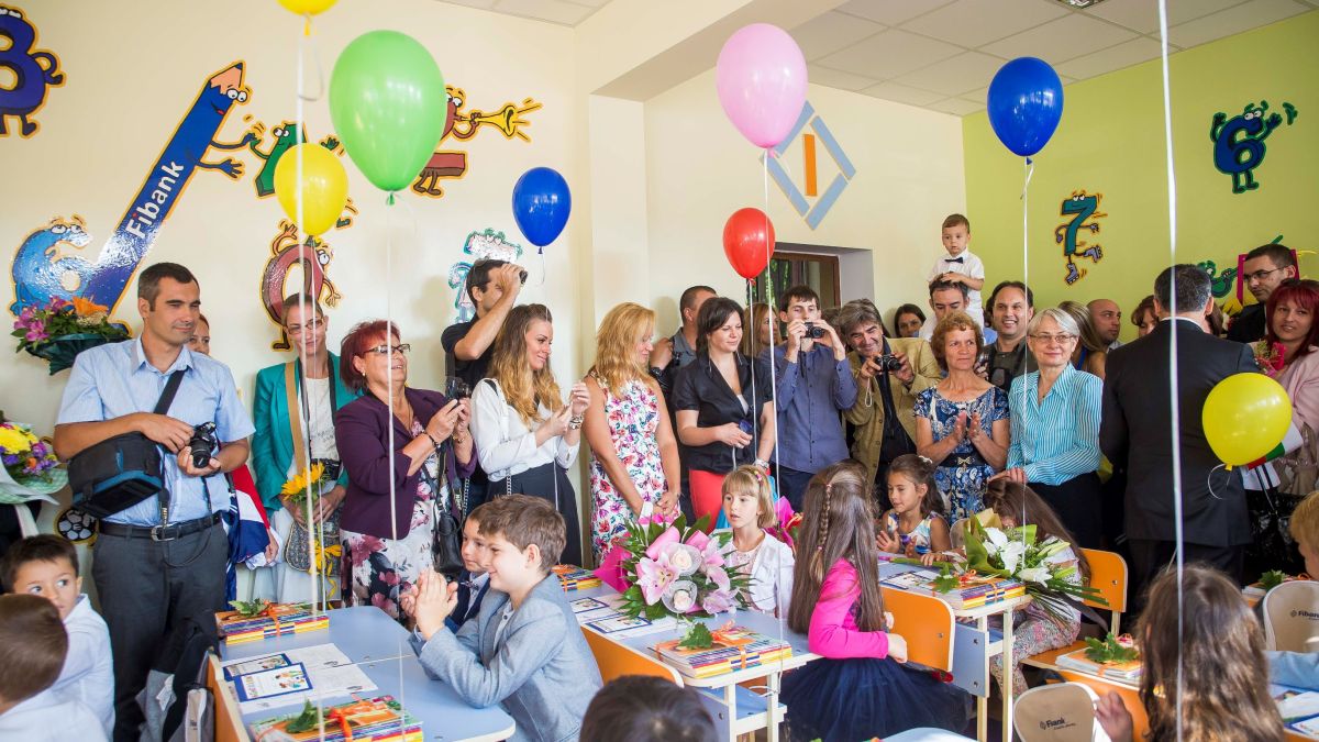 Fibank подари нова учебна стая на първокласниците от столично училище