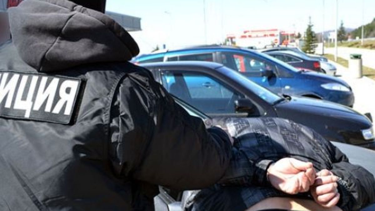 Само в БЛИЦ: Полиция обискира къщата на приятел на арестувания шеф на полицията в Първомай