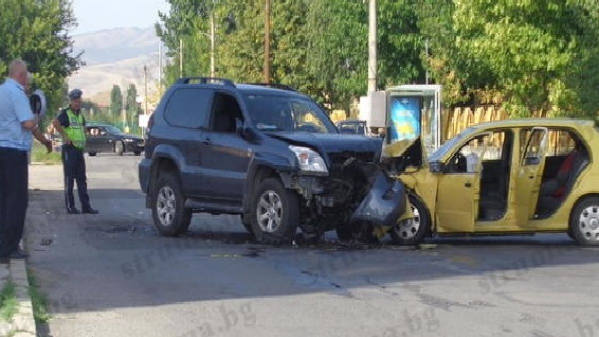 Бивш таксиметров шофьор загинал в касапницата на пътя в Дупница (СНИМКИ)