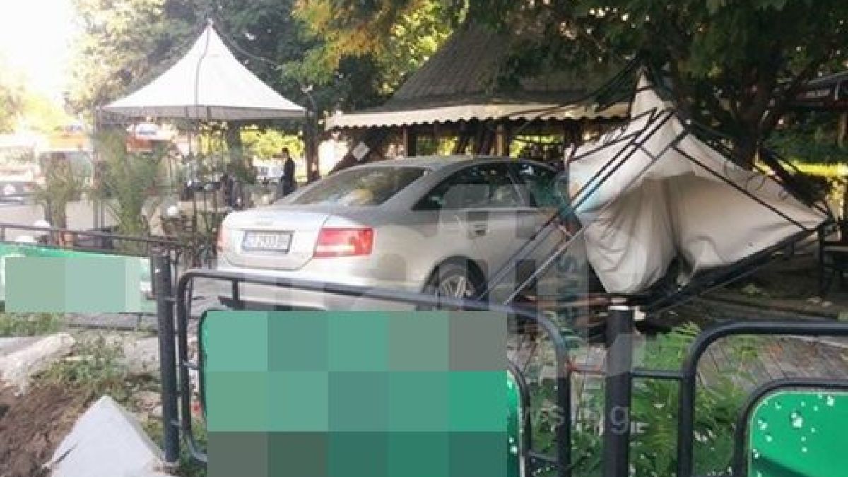 Меле на пътя! Ауди мина на червено, удари млада шофьорка и се заби в кафене (СНИМКИ)
