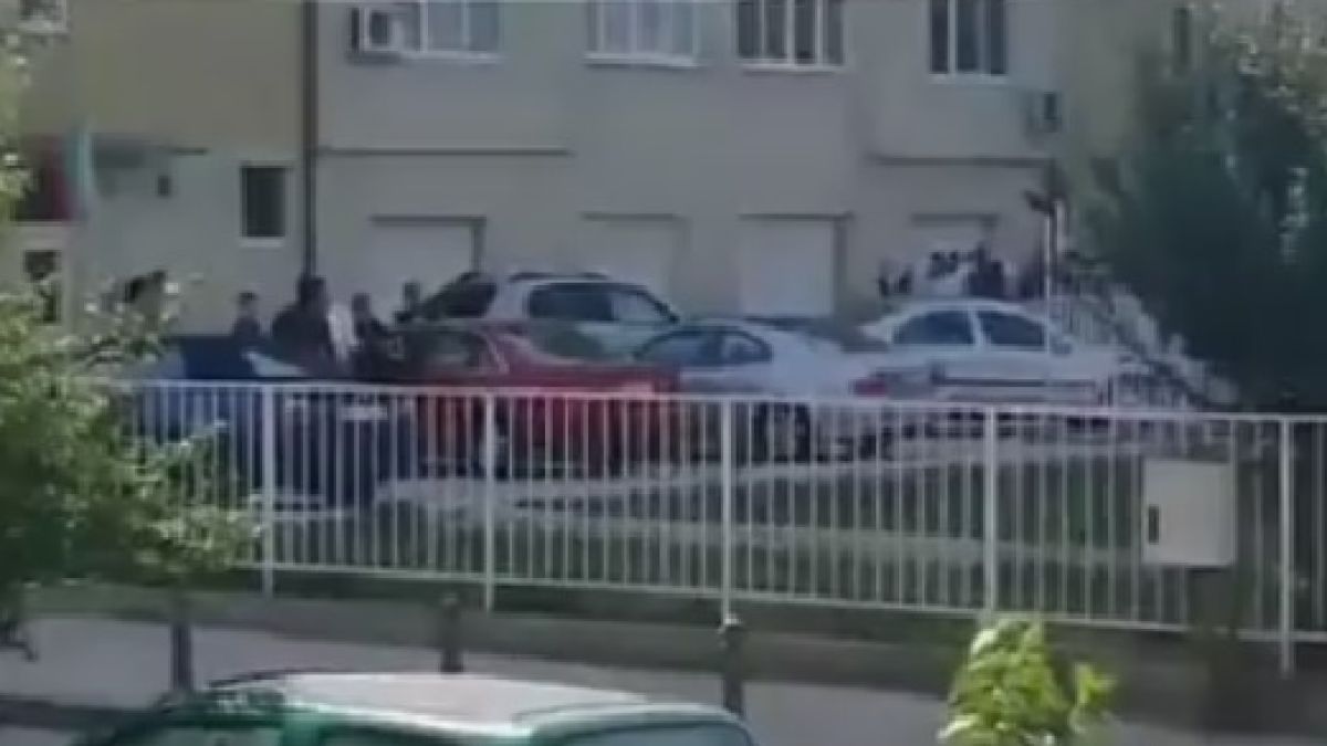 Сватба в столицата завърши с екшън, пияни купонджии дават на дете да стреля с боен пистолет (ВИДЕО)