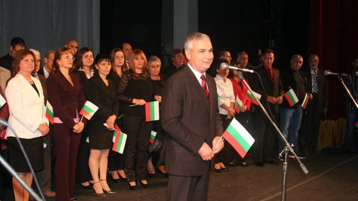 Калоферски гайдари стартираха кампанията на кандидата на БСП Карлово