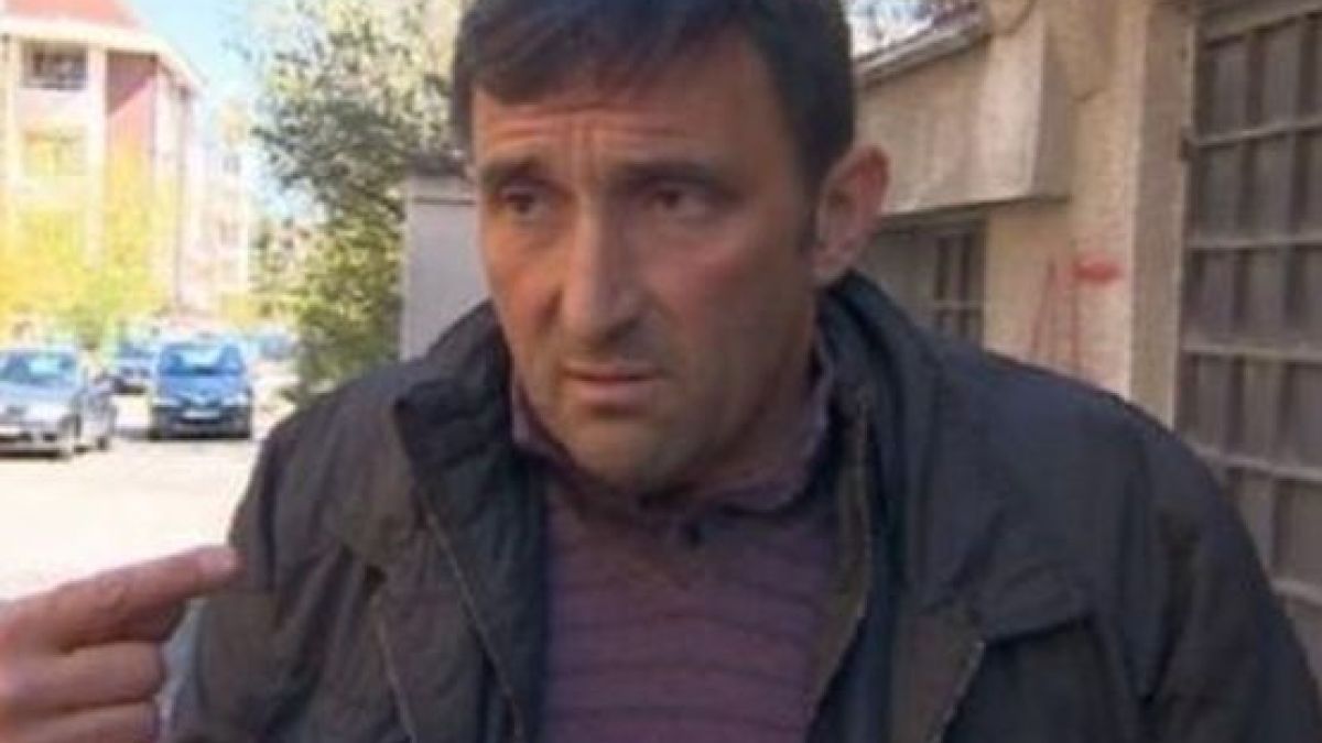 Герман Костин дойде в съда под конвой, в инвалидна количка и дори не си свали качулката 