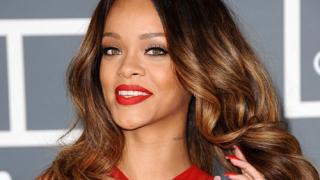 Какво се случва с Риана?! Феновете на певицата в шок