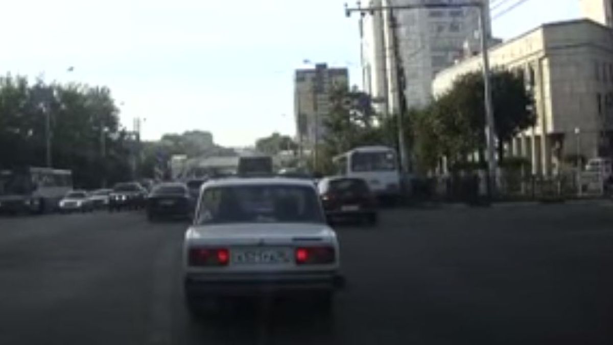 Нервен шофьор би шамари на жена, спряла неправилно на светофар (ВИДЕО)