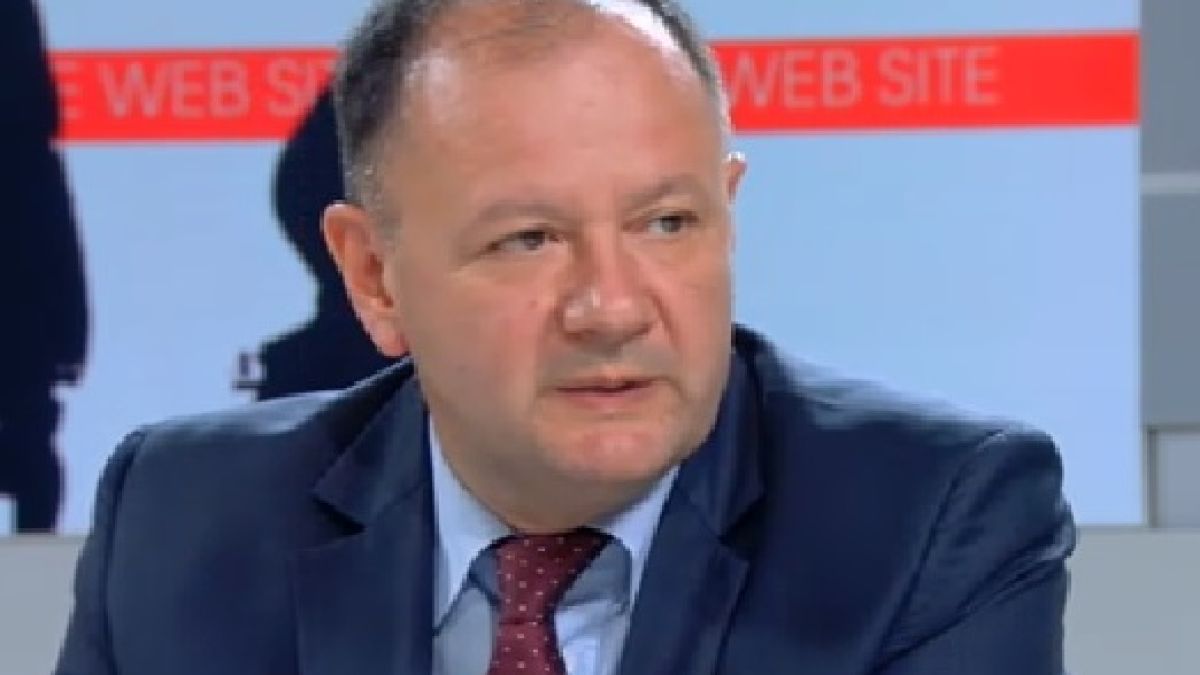 Михаил Миков: Николай Ненчев поставя в опасност отбраната и българските летци