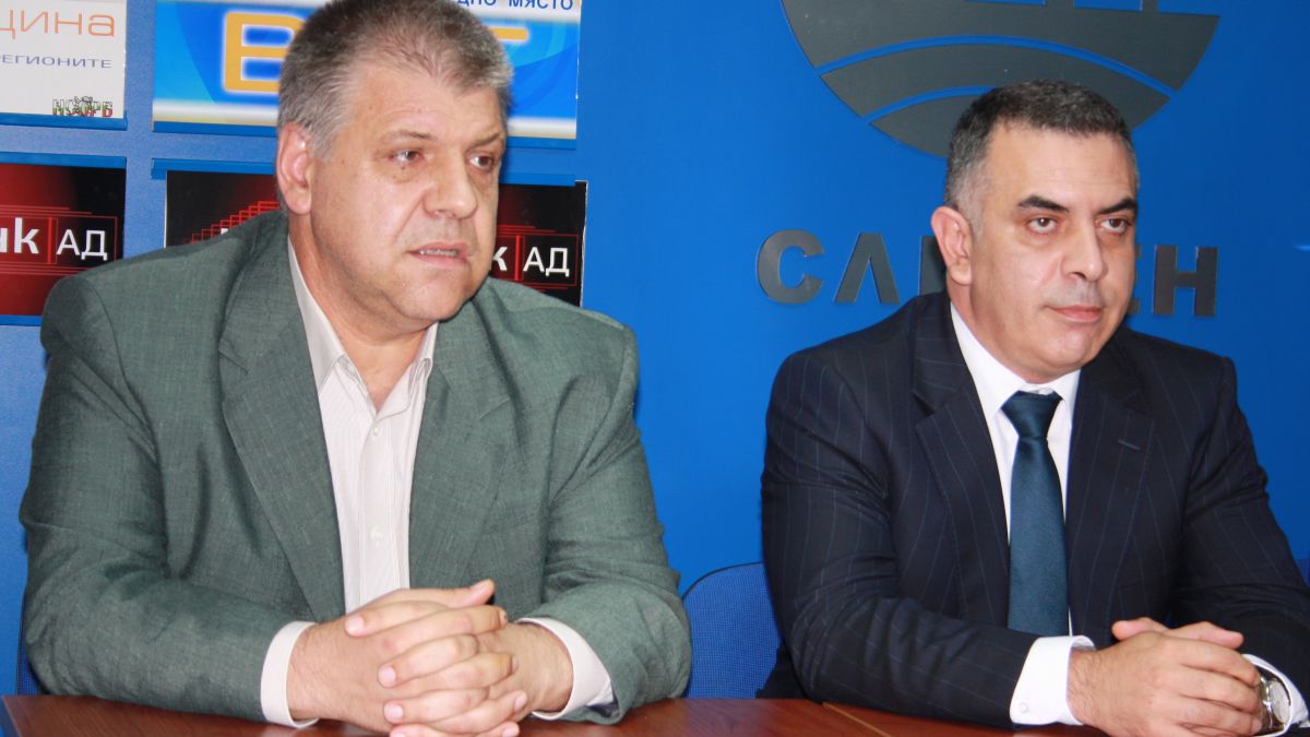 Стефан Радев и съветниците от ГЕРБ се борят срещу войната по пътищата   