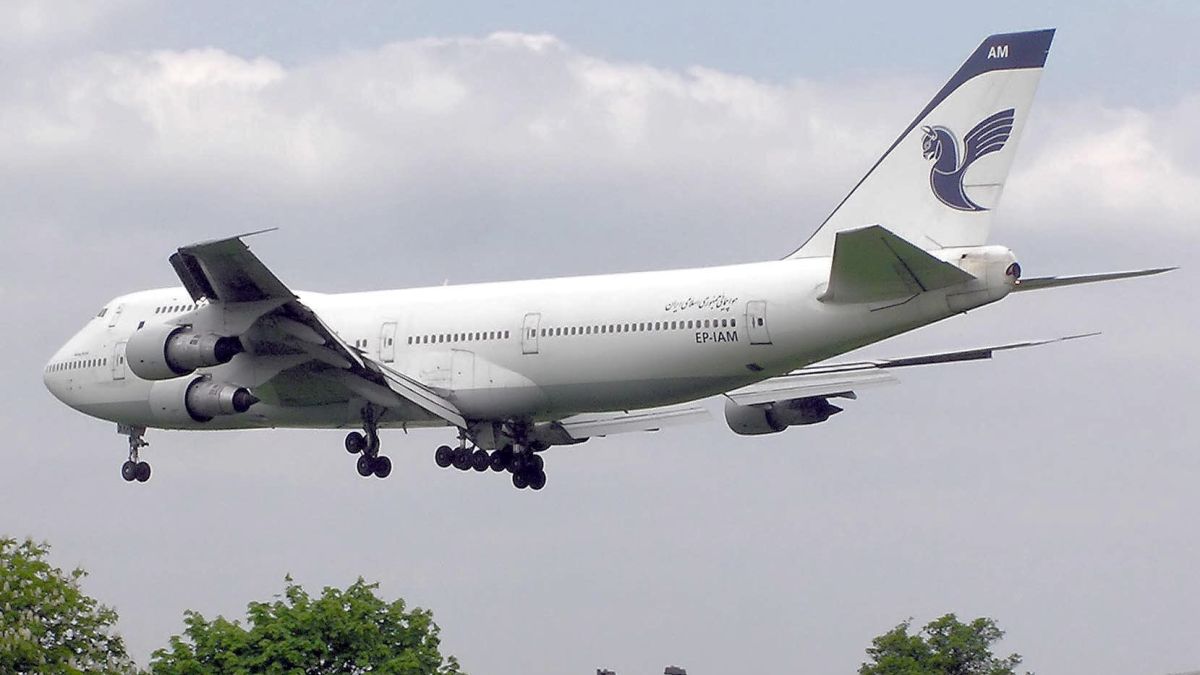 Инцидент във въздуха: Откъсна се двигател на Боинг 747 