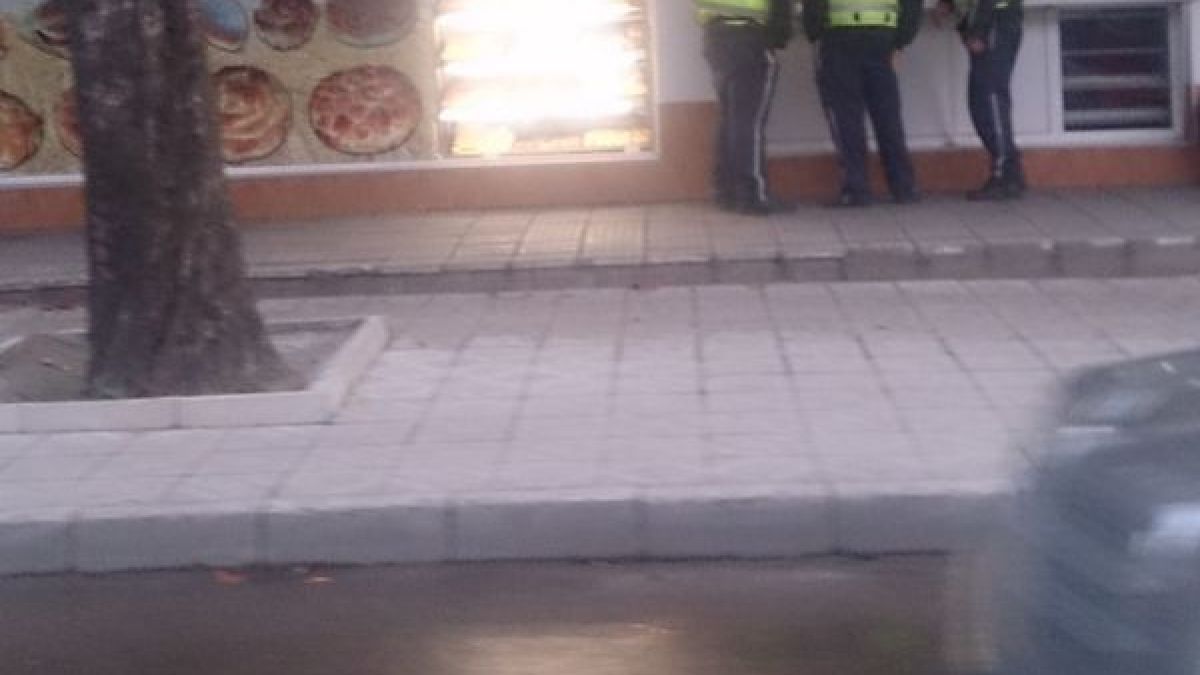 Полицаи хапват банички, докато колата им е паркирана на забранено място