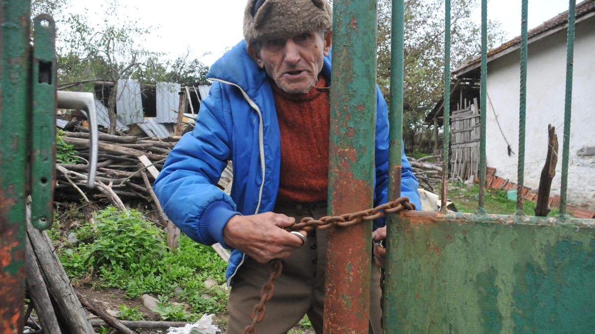 Бежанци с пищов нахлуха в дома на дядо Стойко,  той ги посрещна с хляб (СНИМКИ)