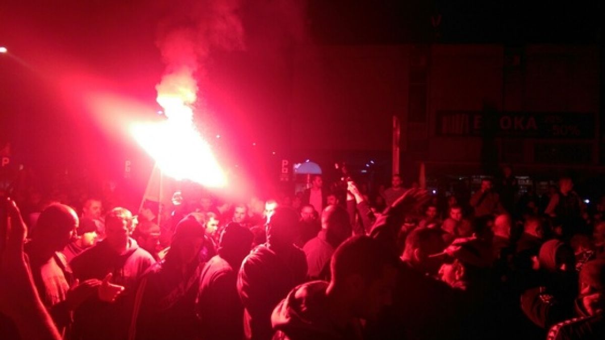 Гореща кървава нощ в Подгорица: Хиляди протестираха, ранени са полицаи и журналисти (СНИМКИ/ВИДЕО)