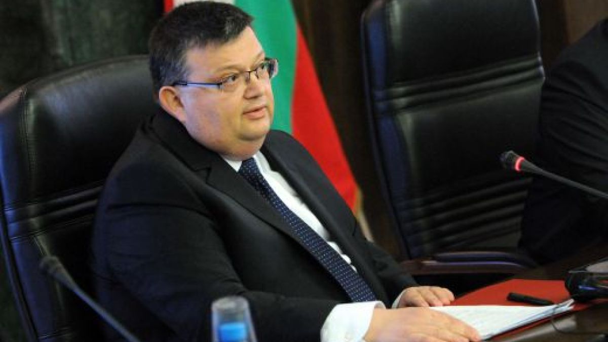 Цацаров поиска имунитетите на двама кандидати за местния вот