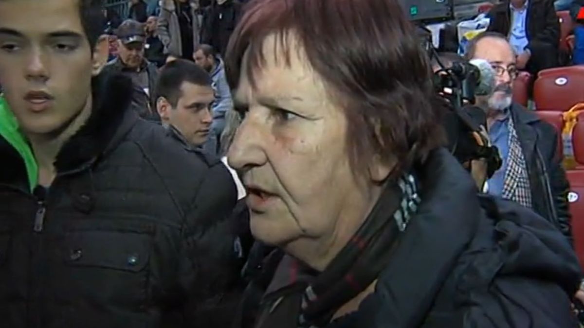 На живо в БЛИЦ: Хора плачат и крещят „Убийци”, кълнат се, че има умрели