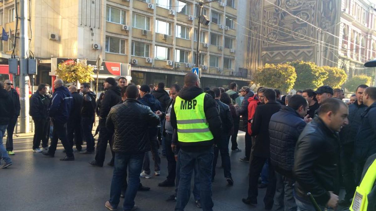 Първо в БЛИЦ: Ченгетата блокираха ул. "Раковски" ! (СНИМКИ)