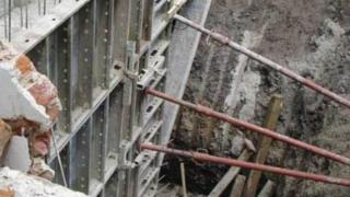 Плащат 100 бона на баща, чийто син беше погребан жив в строителен изкоп
