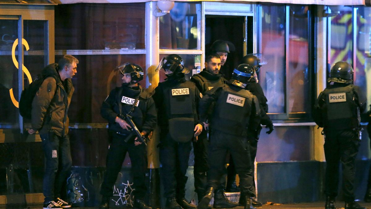 Франция обяви извънредно положение и затвори границите си (СНИМКИ 18+)