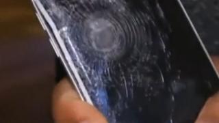 Чудо на техниката: Телефон спаси Силвестър от шрапнел в Париж (ВИДЕО)