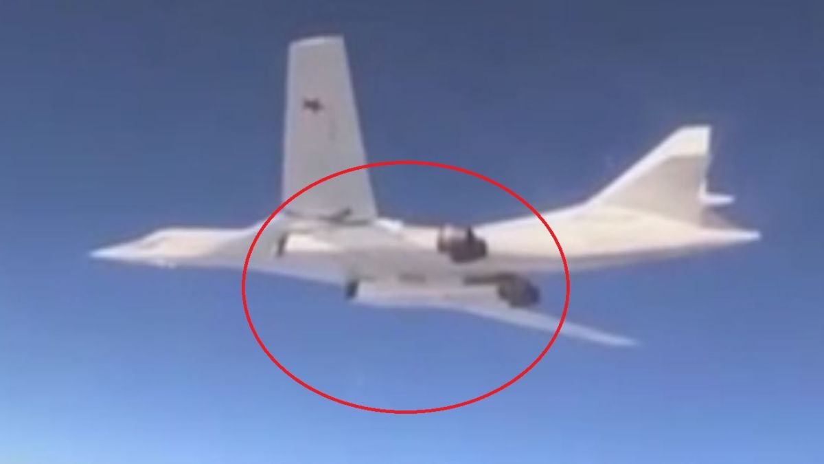 УНИКАЛНО ВИДЕО: Руският свръхзвуков Ту-160 изстрелва крилати ракети над "Ислямска държава" 