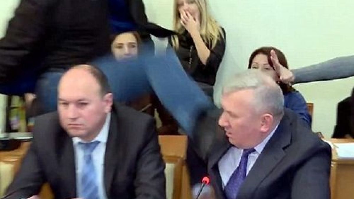 В украинския парламент разрешават спорове като се ритат в главите (ВИДЕО)
