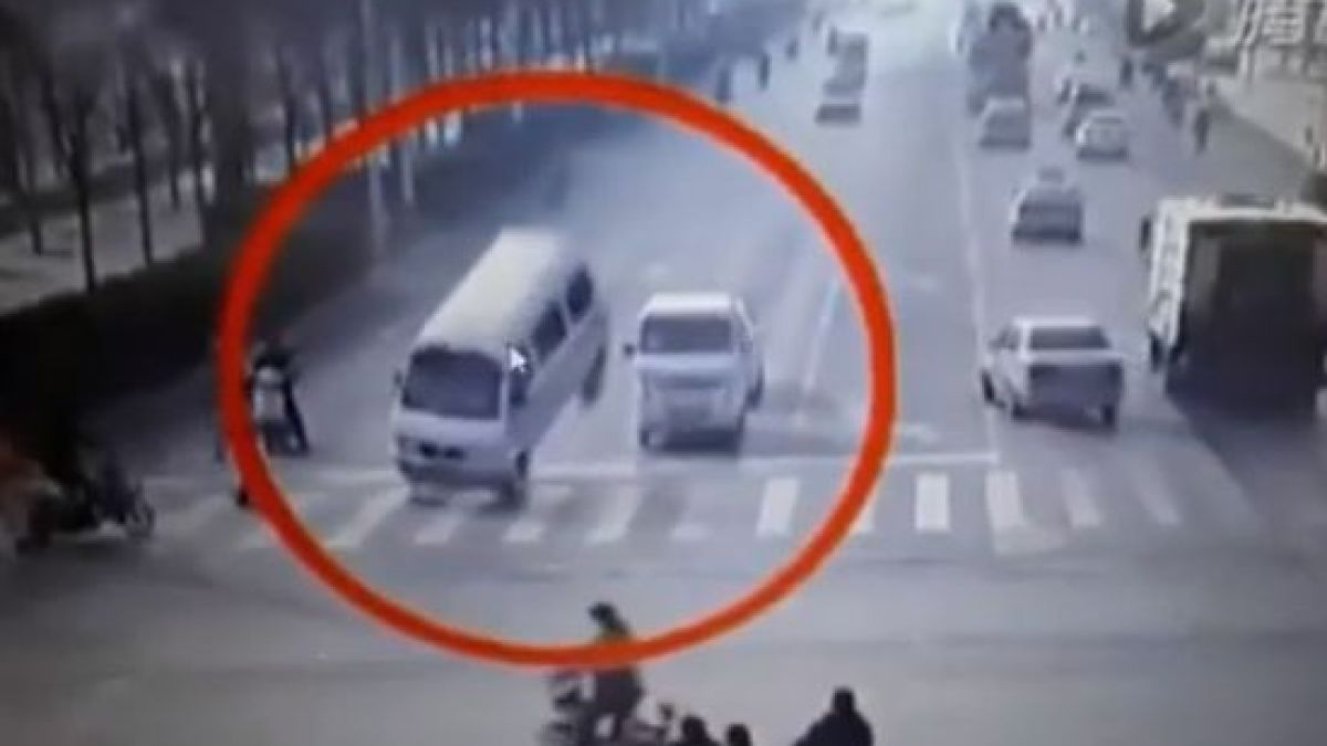 Неизвестна сила вдига коли в във въздуха и ги удря в асфалта (ВИДЕО)