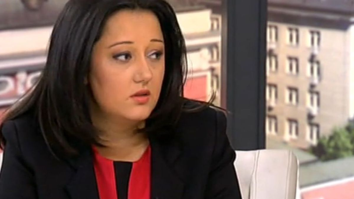 Пиарката на Нинова се заяде с Лиляна Павлова и стила ѝ: Има две чанти за 17 000 лв. (СНИМКИ)