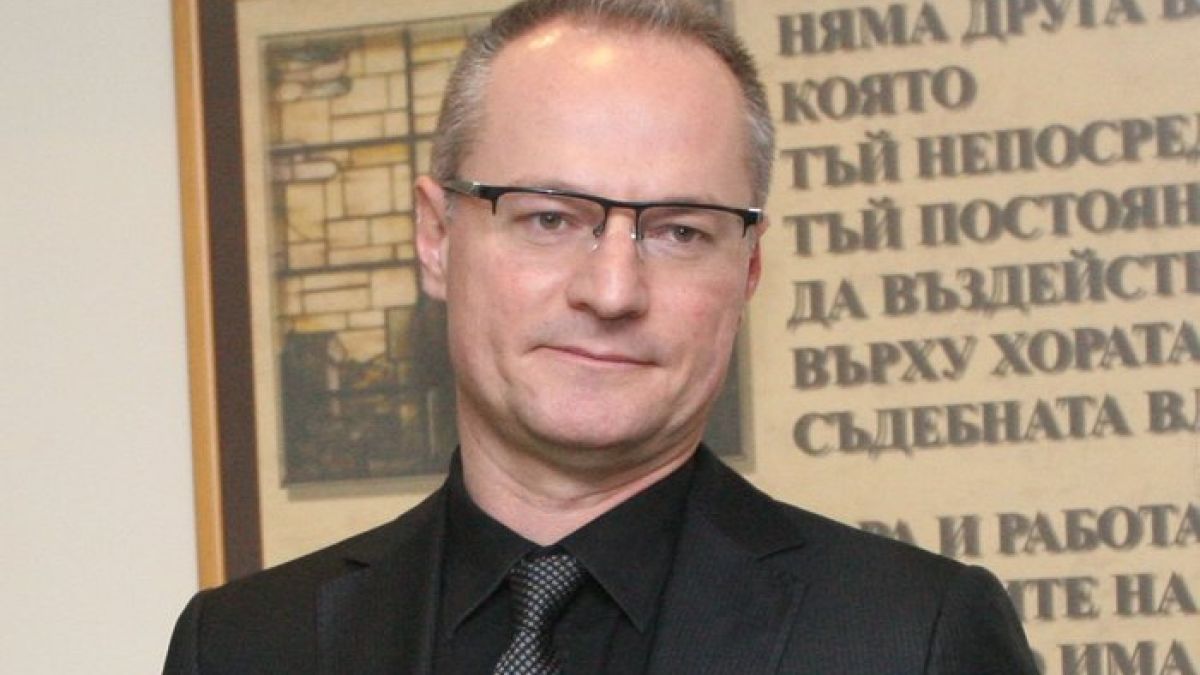 Съдия №1 скандално гази разделението на властите