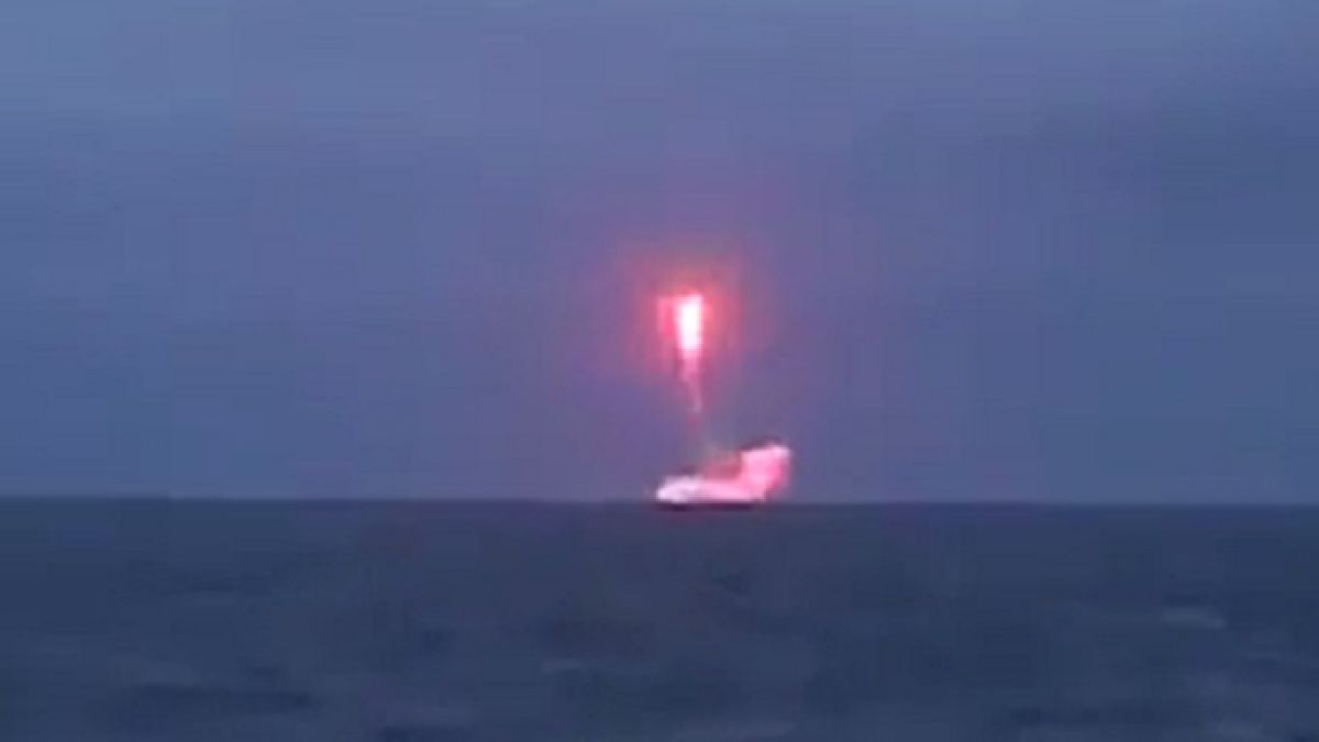 Руска стратегическа подводница изстреля междуконтинентална ракета "Синева" (ВИДЕО)