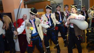 Коледари огласиха редакцията на БЛИЦ! Дадоха благословията си за здраве и берекет (ВИДЕО и СНИМКИ)