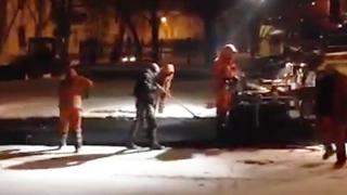 В Полтава слагат асфалта директно върху свеж сняг (ВИДЕО)  