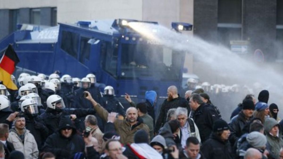 Ответен удар: Германци бият бежанци в Кьолн, Меркел отлага посещение в Давос заради растящото напрежение