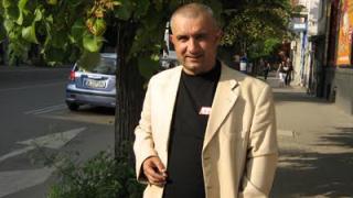 Неуспял поет си живее от медиен рекет