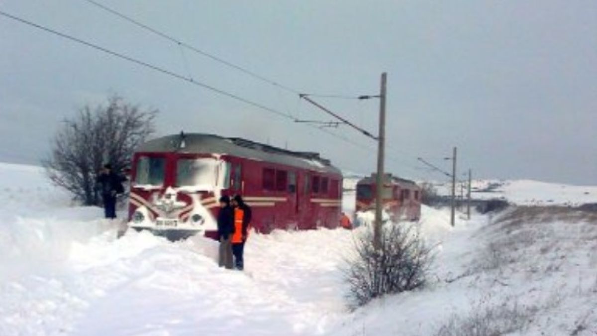 Влакове спрени от движение заради снега в 3 участъка