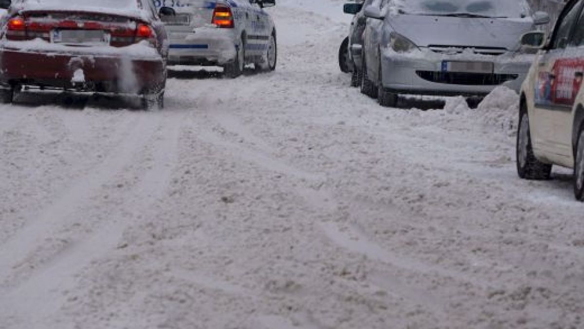АПИ: Пътищата в страната са заледени и заснежени