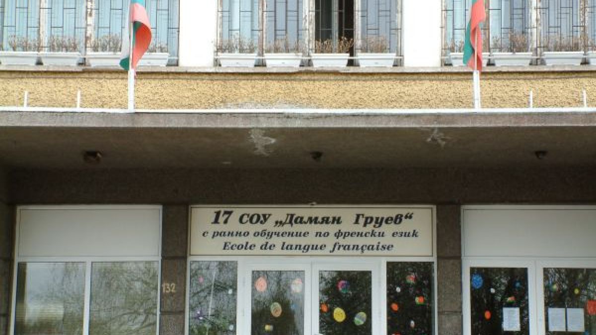 Първо в БЛИЦ: Екшън в София! Двама нахлуха в клас, пребиха ученици