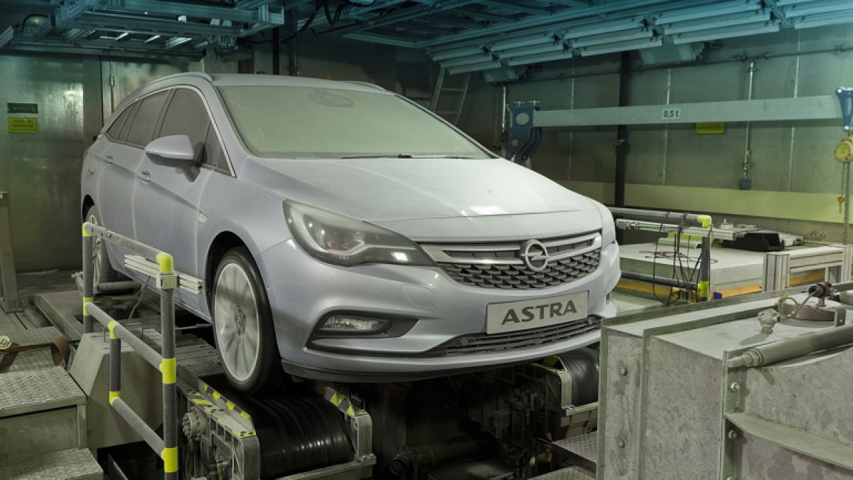 Новото комби на Opel Astra издържа на сибирски студ