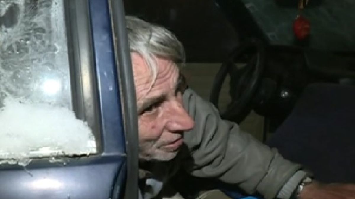 Живот под нулата: Дядо от София остана без жилище, спи в счупената си кола (ВИДЕО)