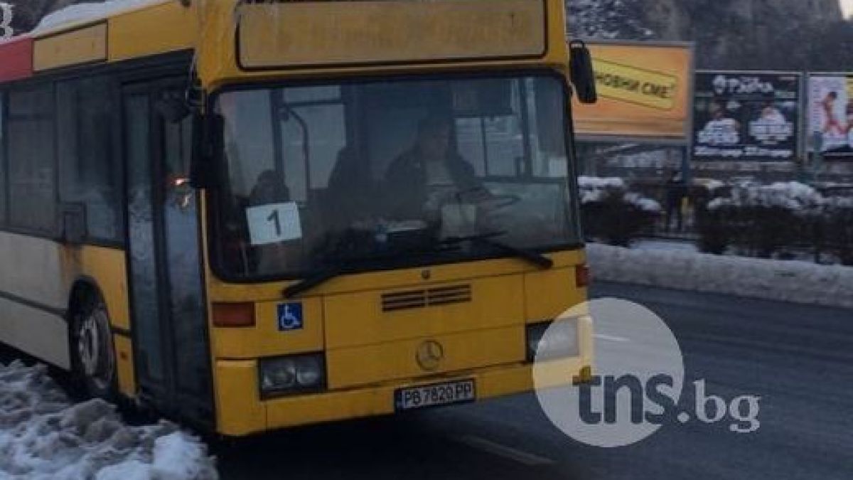 Бай Ганьо в рейса: Пловдивският градски транспорт стана пушалня, шофьор пали цигара от цигара