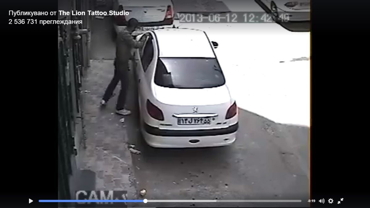 Невиждано! Автоапаш разпра с голи ръце врата на кола като Херкулес! (ВИДЕО)