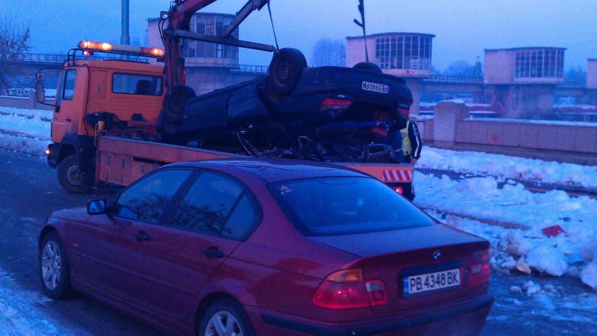 Извадили загиналите младежи в Пловдив от смазаната кола в "насипно състояние", третият ще живее