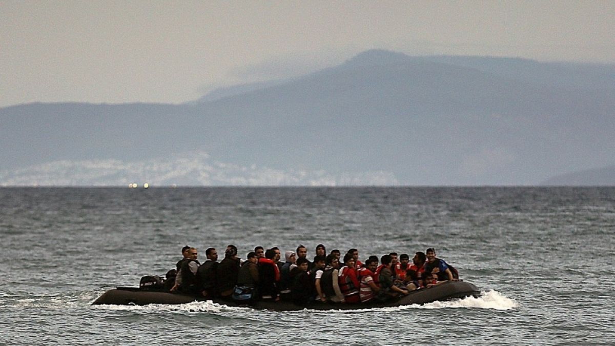 Удавени бежанци изплуваха край гръцки остров